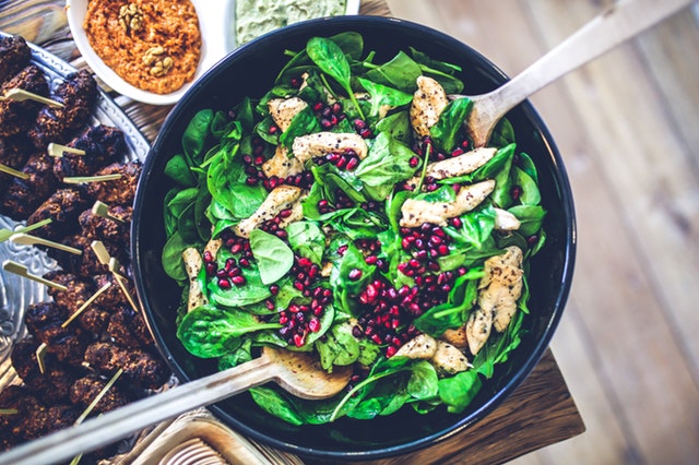 Motivation für gesunde Ernährung - Ein großer gesunder Salat