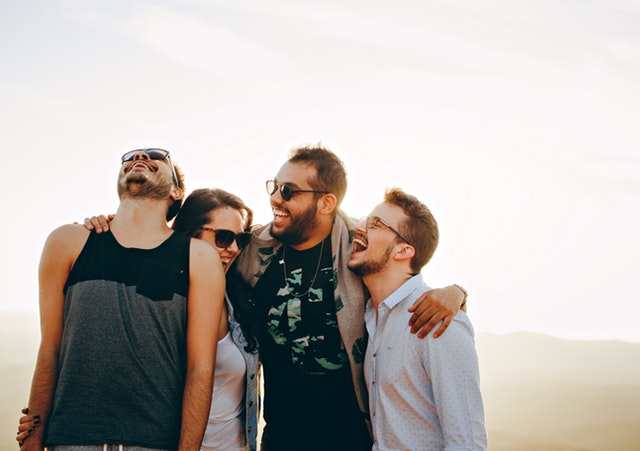 Motivation für Studenten - 4 Männer lachen