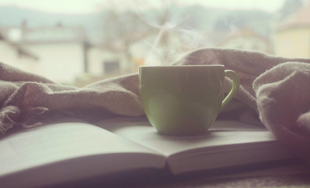 Früh aufstehen: Eine Tasse Kaffee hilft als Morgenritual
