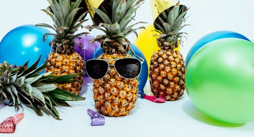 Motivation Masterclass Online - Ananas mit Sonnenbrille und Luftballons